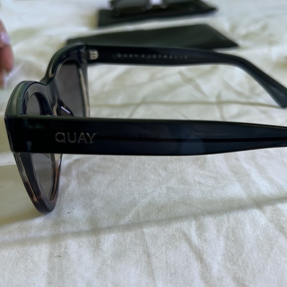 Quay sunglasses with case - Picture 3 of 4